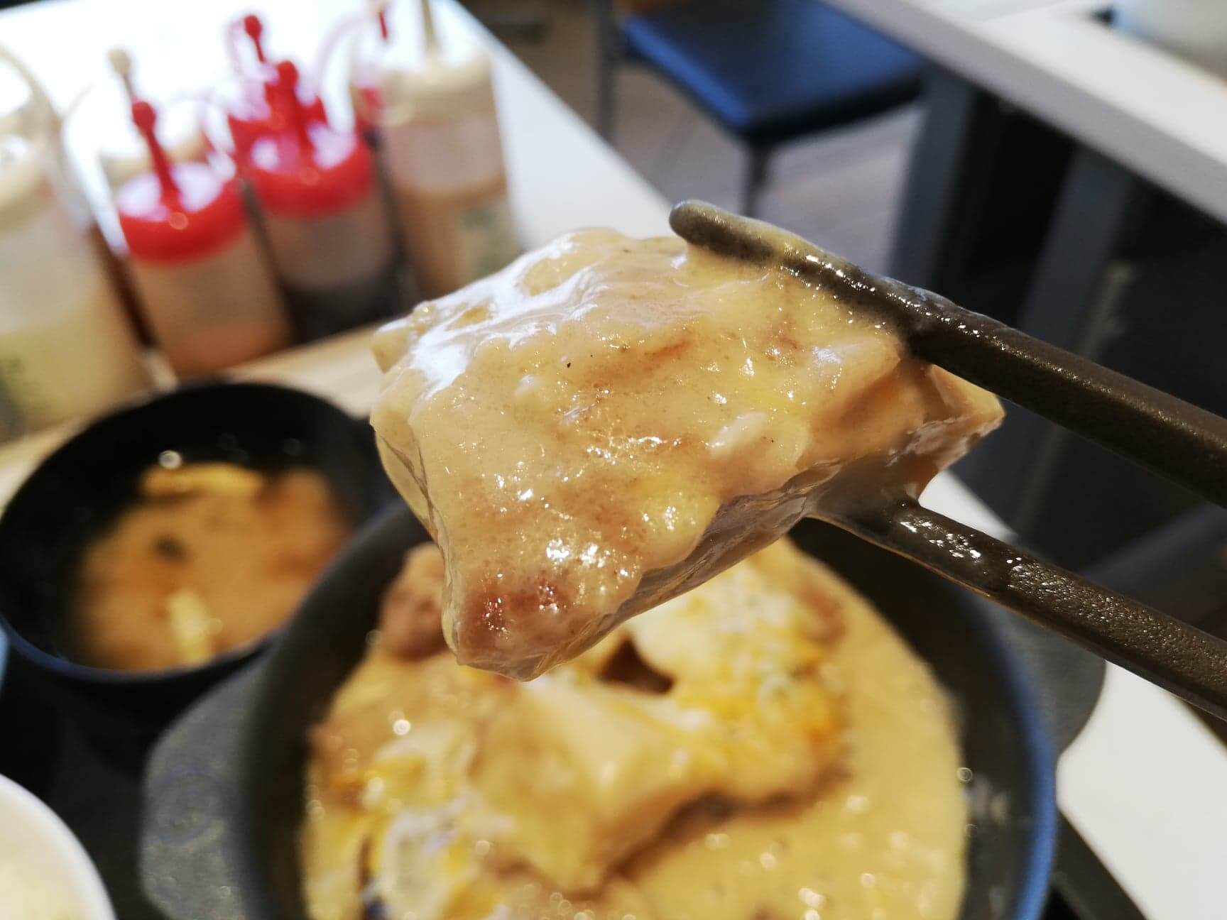松屋『シュクメルリ鍋定食』の鶏肉の写真