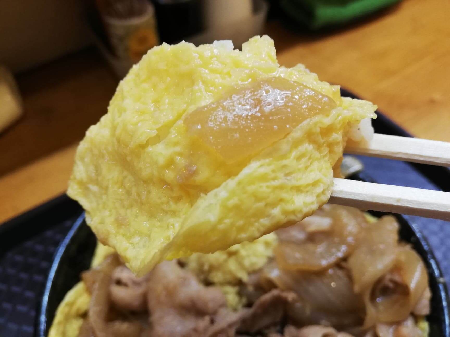 江古田『笑姜や』の、理想の生姜焼き丼の卵の写真