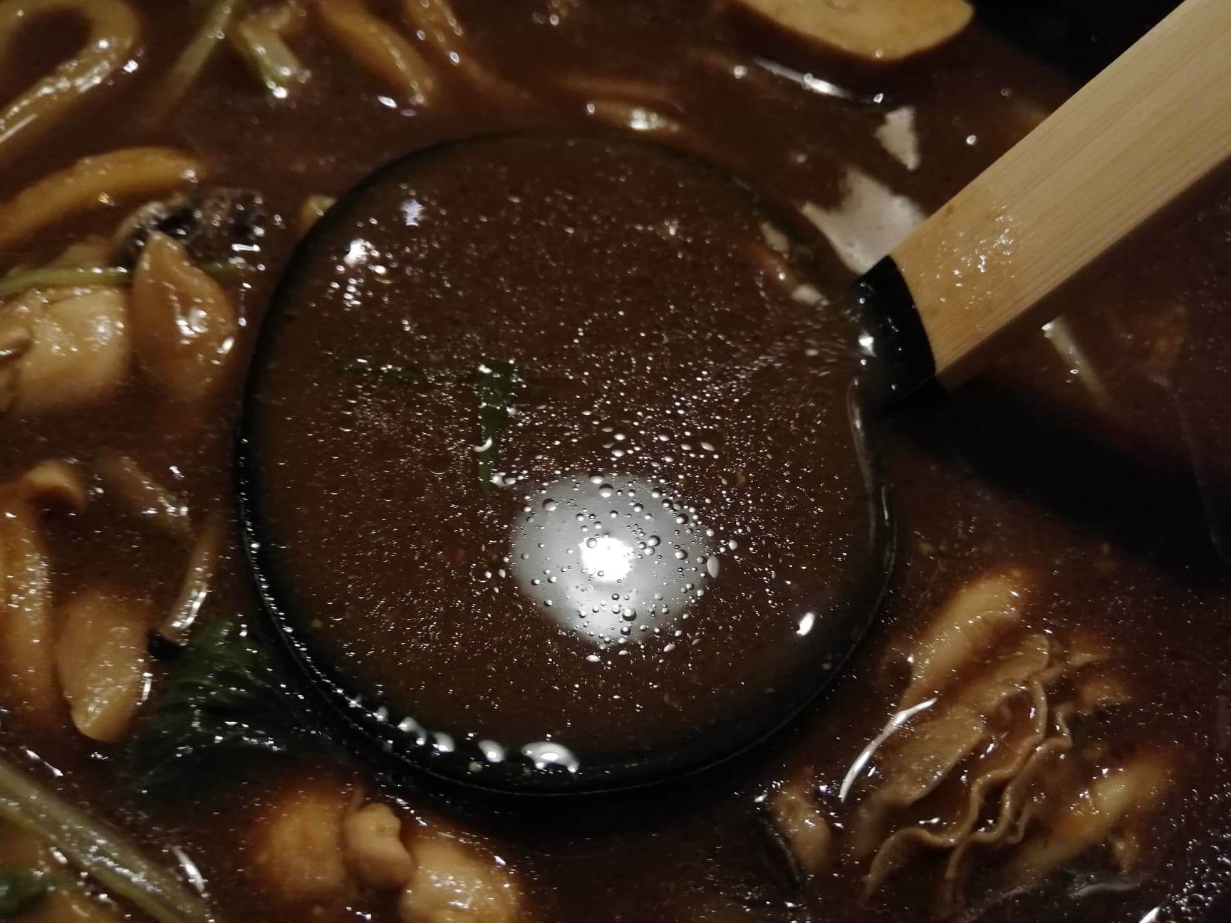 広島県の前空駅『田舎茶屋わたや大野店』の、牡蠣の味噌バター鍋焼うどんのスープの写真