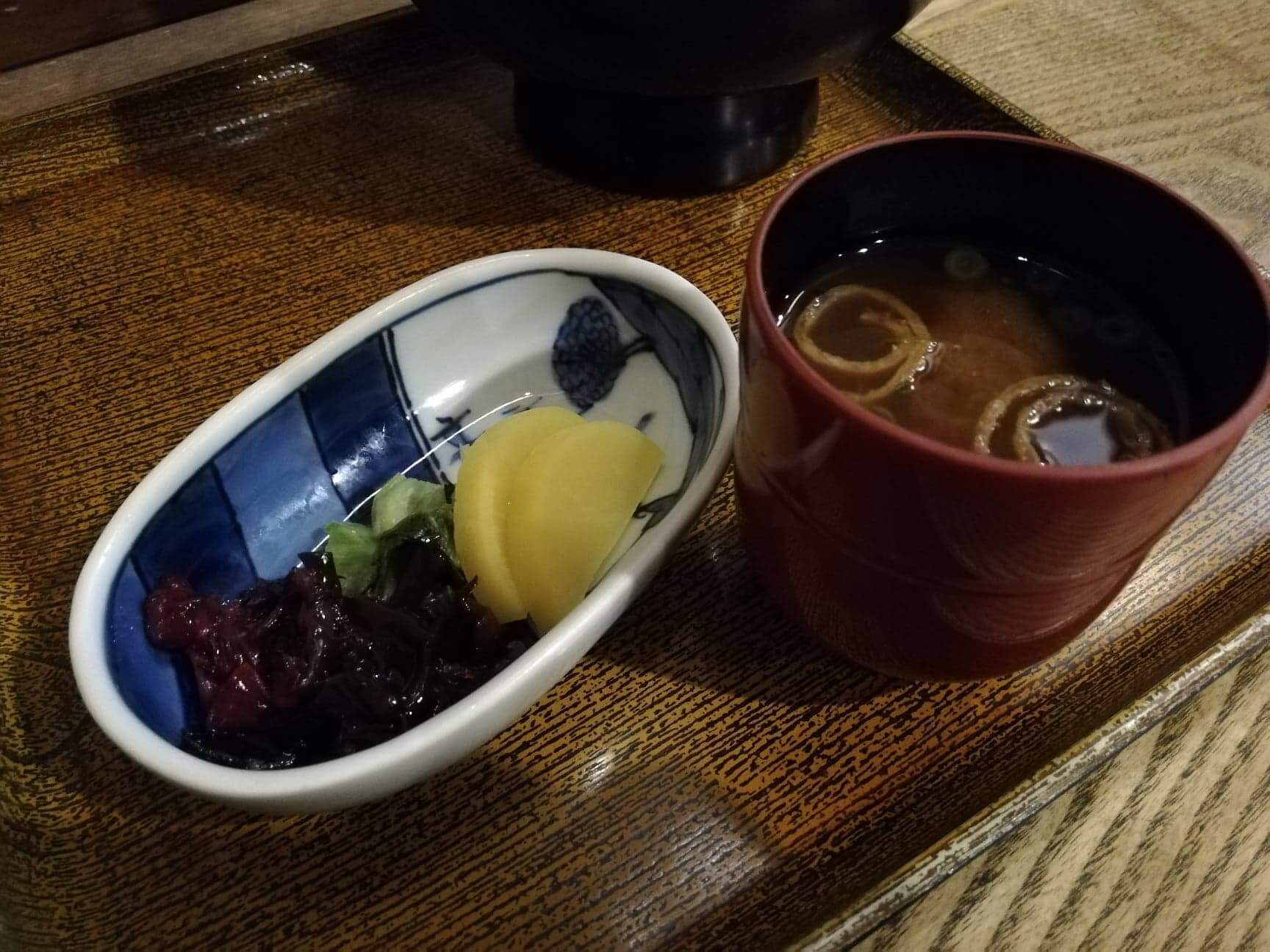 広島県の宮島『あなごめしうえの』の味噌汁と漬物の写真