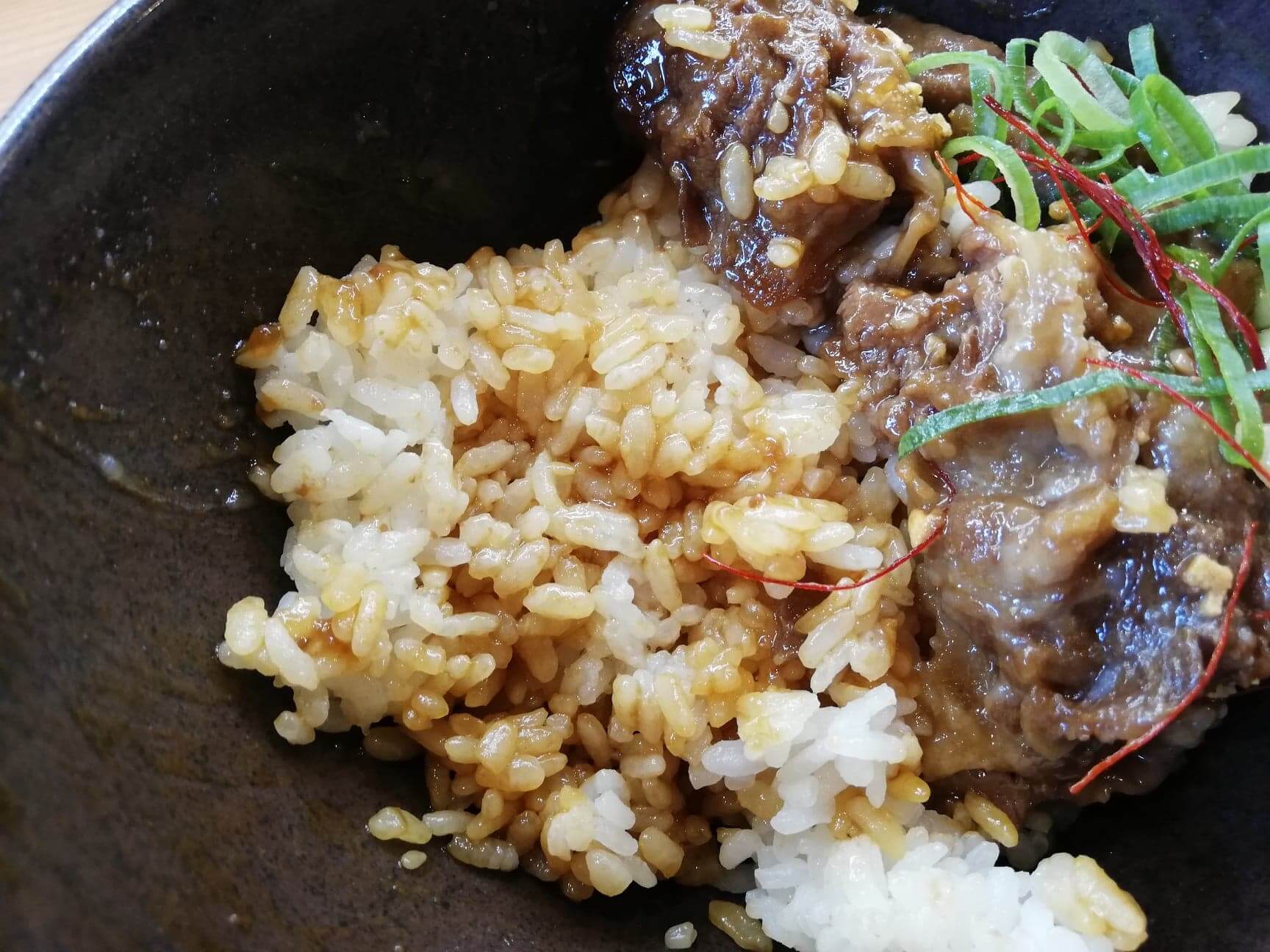 くら寿司の平日限定ランチ『牛カルビ丼ガーリック』のご飯のアップ写真
