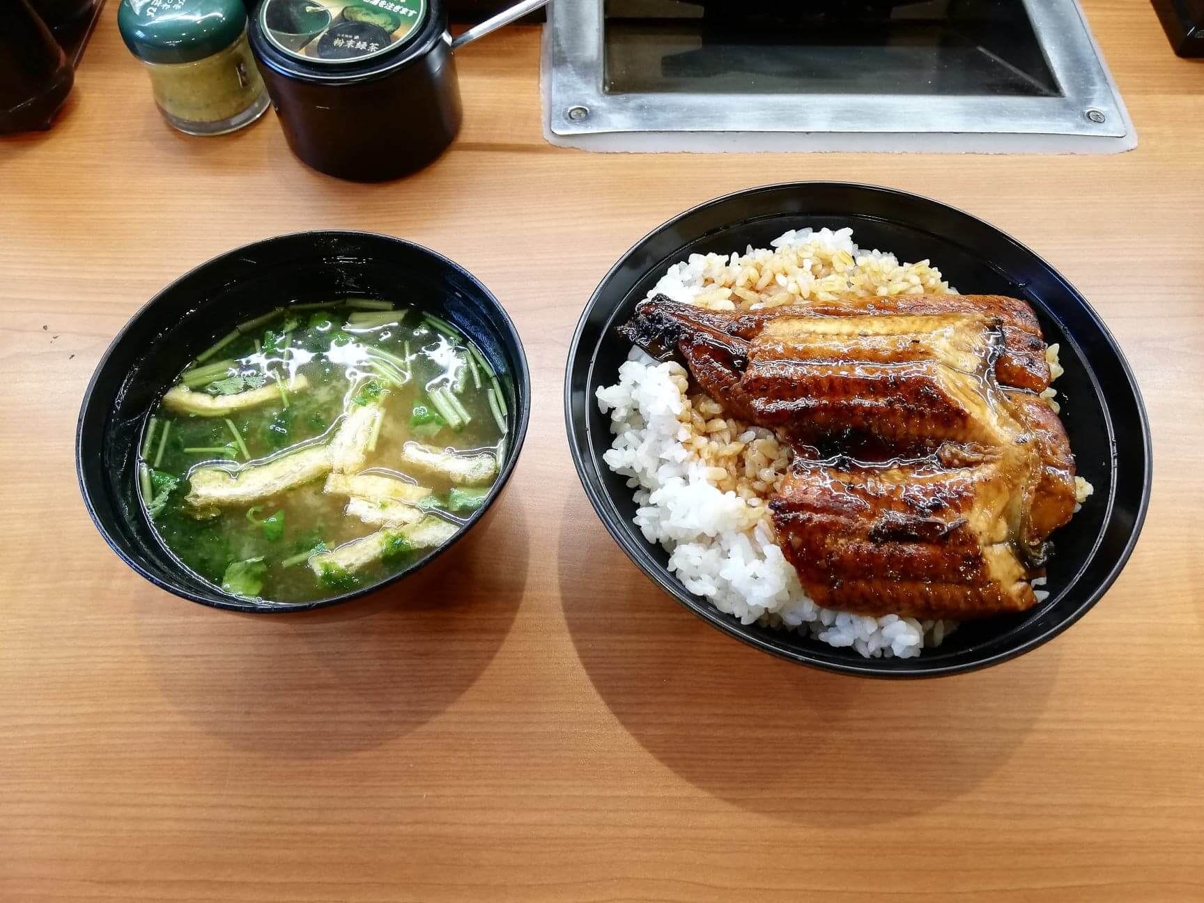 くら寿司の平日限定ランチ『特上うな丼ランチ』のセット写真