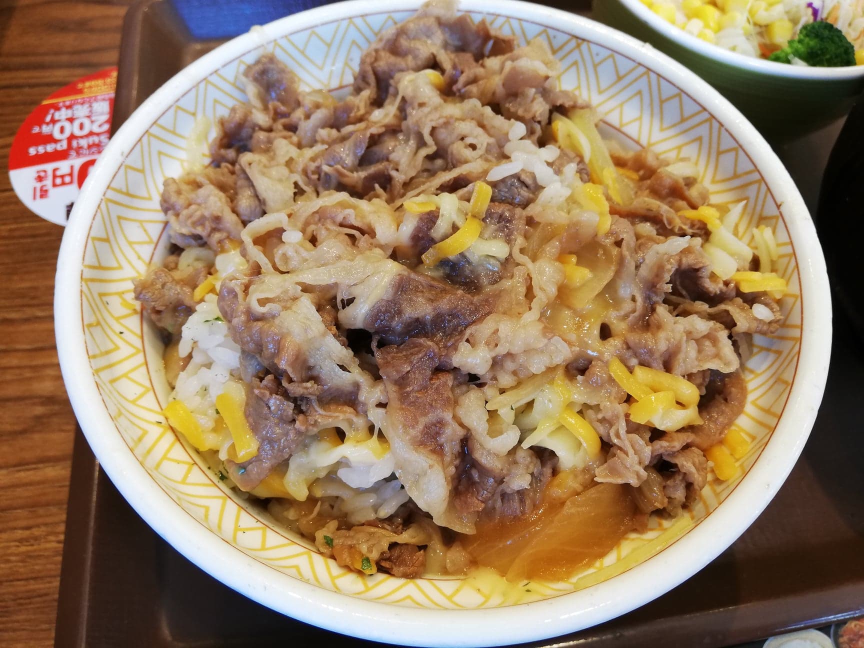 すき家の『とろーり3種のチーズ牛丼』の写真