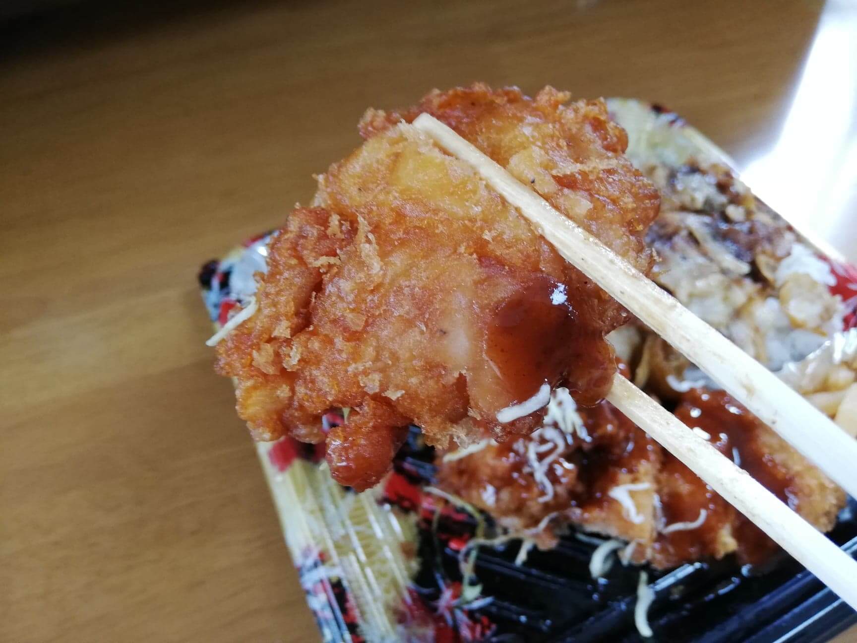かつやの全力飯弁当『回鍋肉丼から揚げチキンカツ弁当』の唐揚げの写真