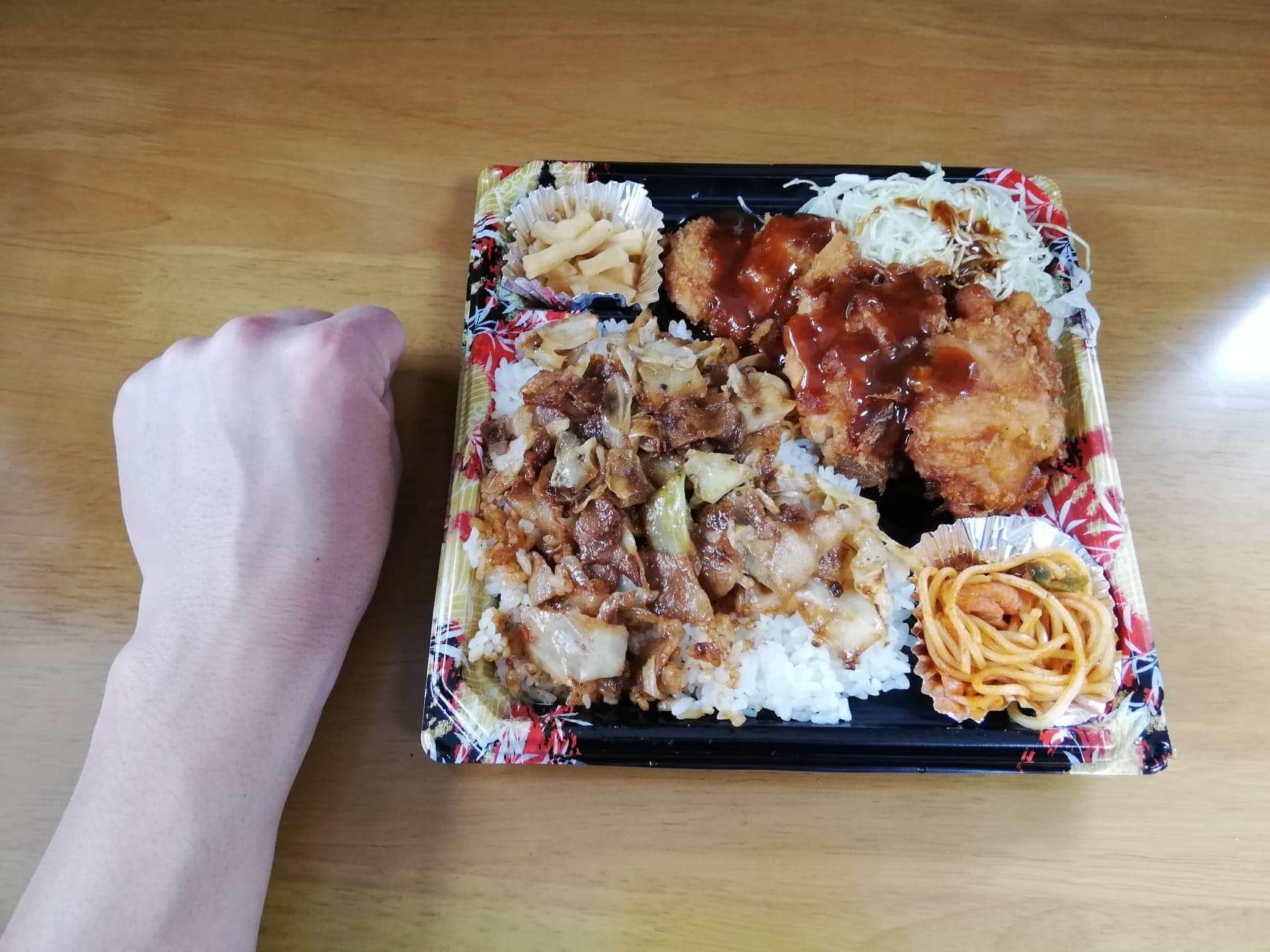 かつやの全力飯弁当『回鍋肉丼から揚げチキンカツ弁当』と拳のサイズ比較写真