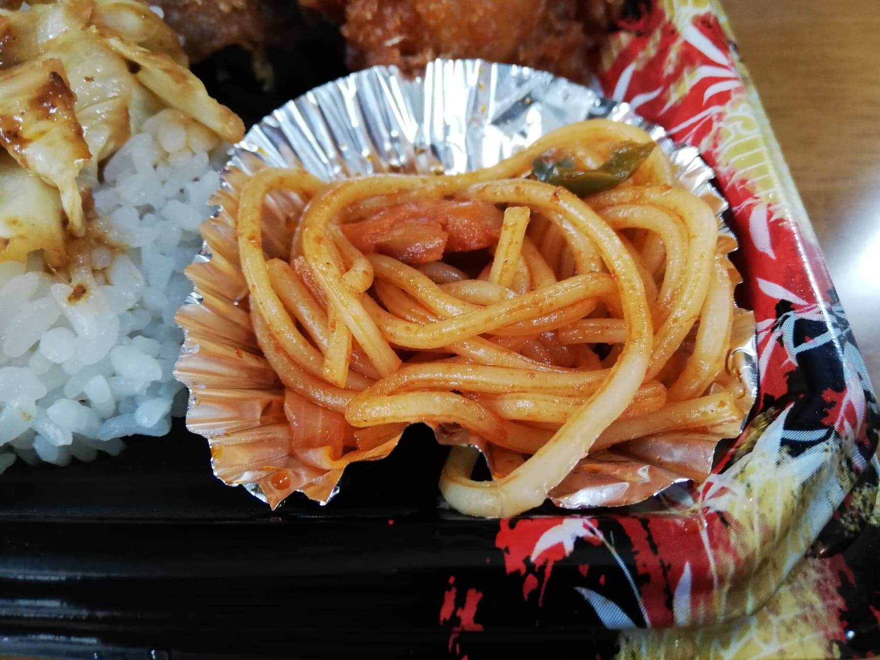 かつやの全力飯弁当『回鍋肉丼から揚げチキンカツ弁当』の写真