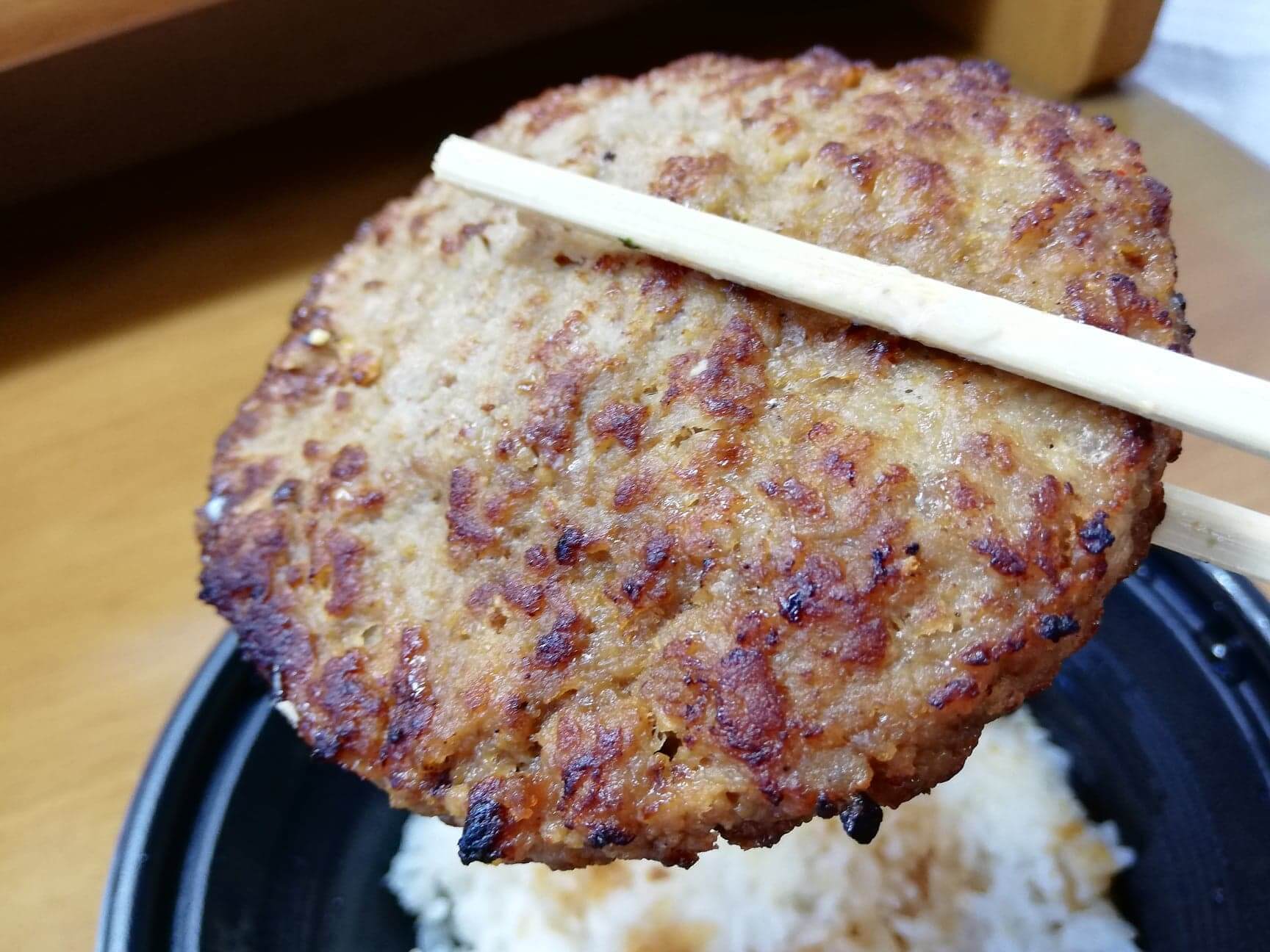 ガストのテイクアウトメニュー『ランチハンバーグロコモコ丼』のハンバーグの写真
