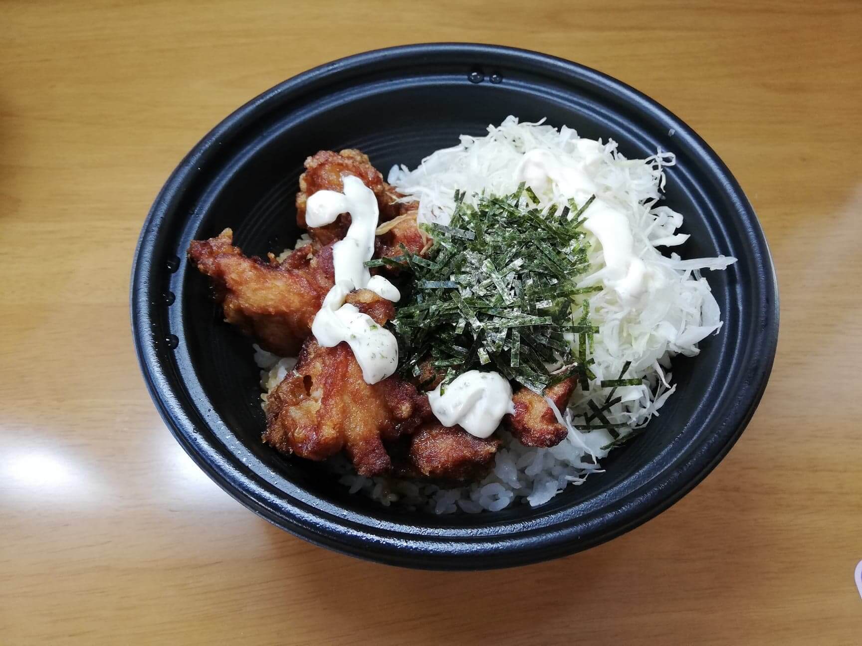 ガストのテイクアウトメニュー『ランチ唐揚げテリタル丼』の写真