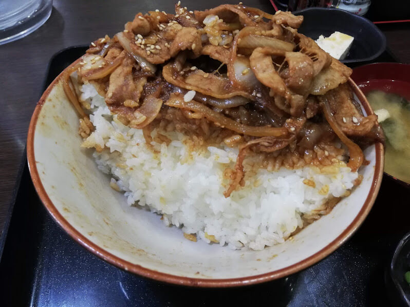 仙台『久美食堂』の焼肉丼の白米の断面写真