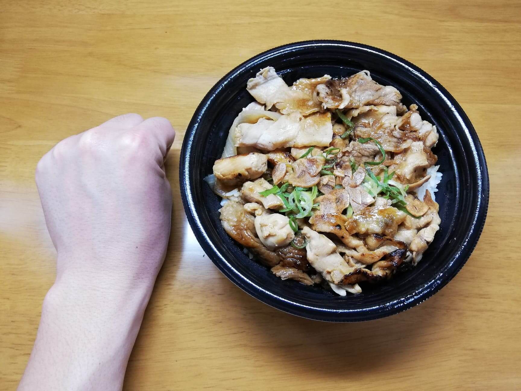 吉野家の『スタミナ超特盛丼』と拳のサイズ比較写真