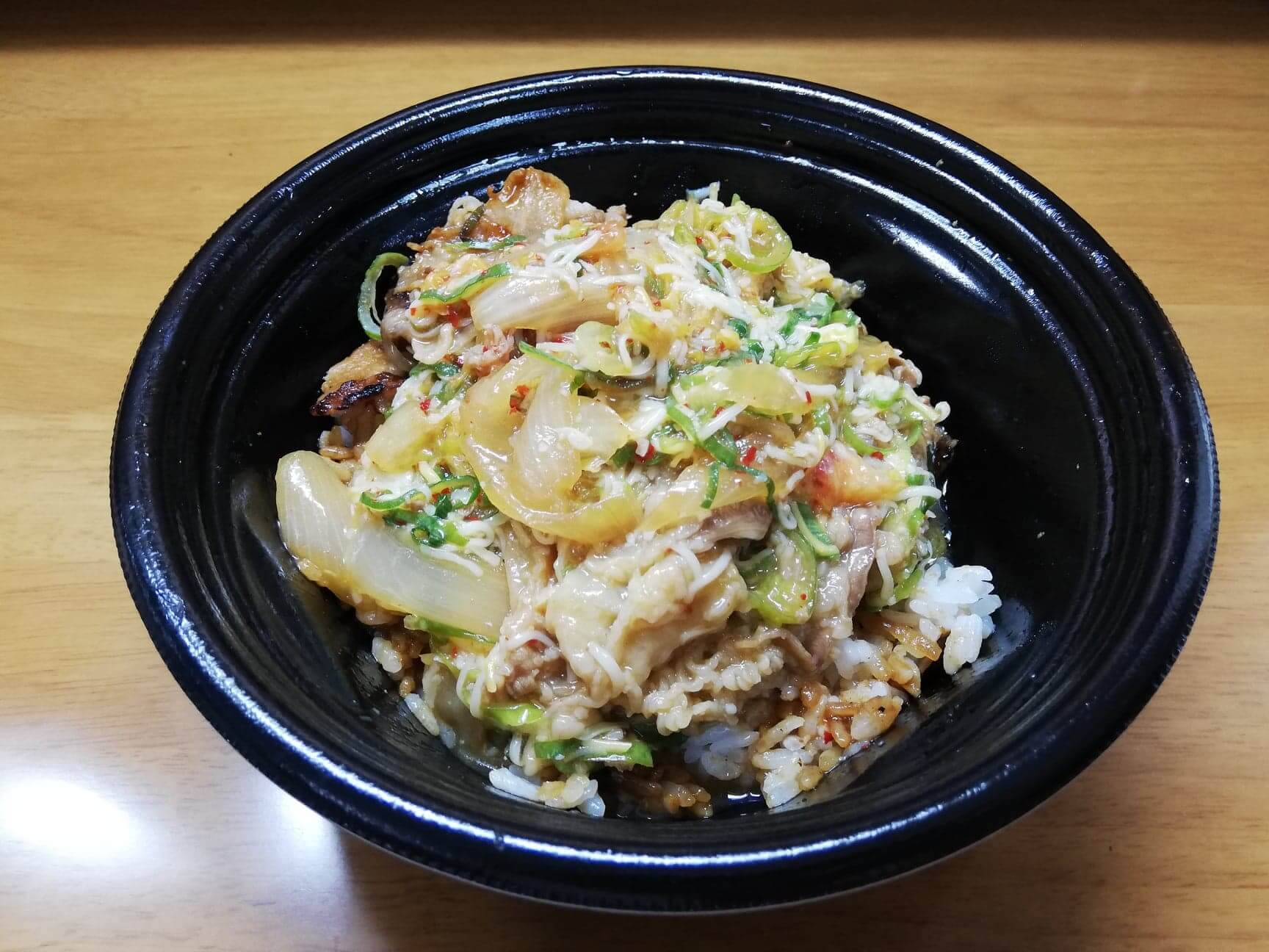 吉野家の『スタミナ超特盛丼』にトッピングを入れた写真