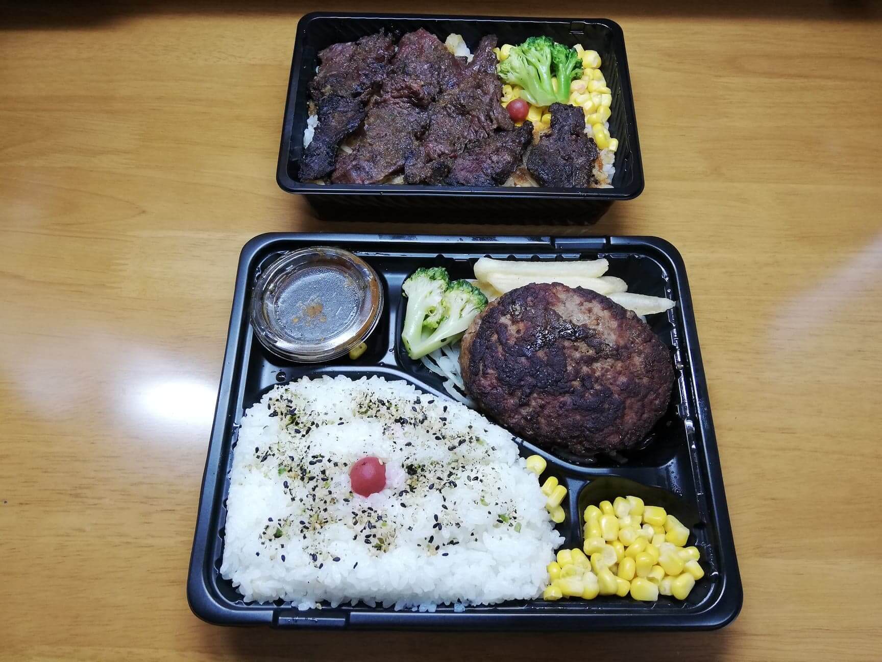 ブロンコビリーの『炭焼きハラミステーキ重』と『ビリーハンバーグ弁当』の写真