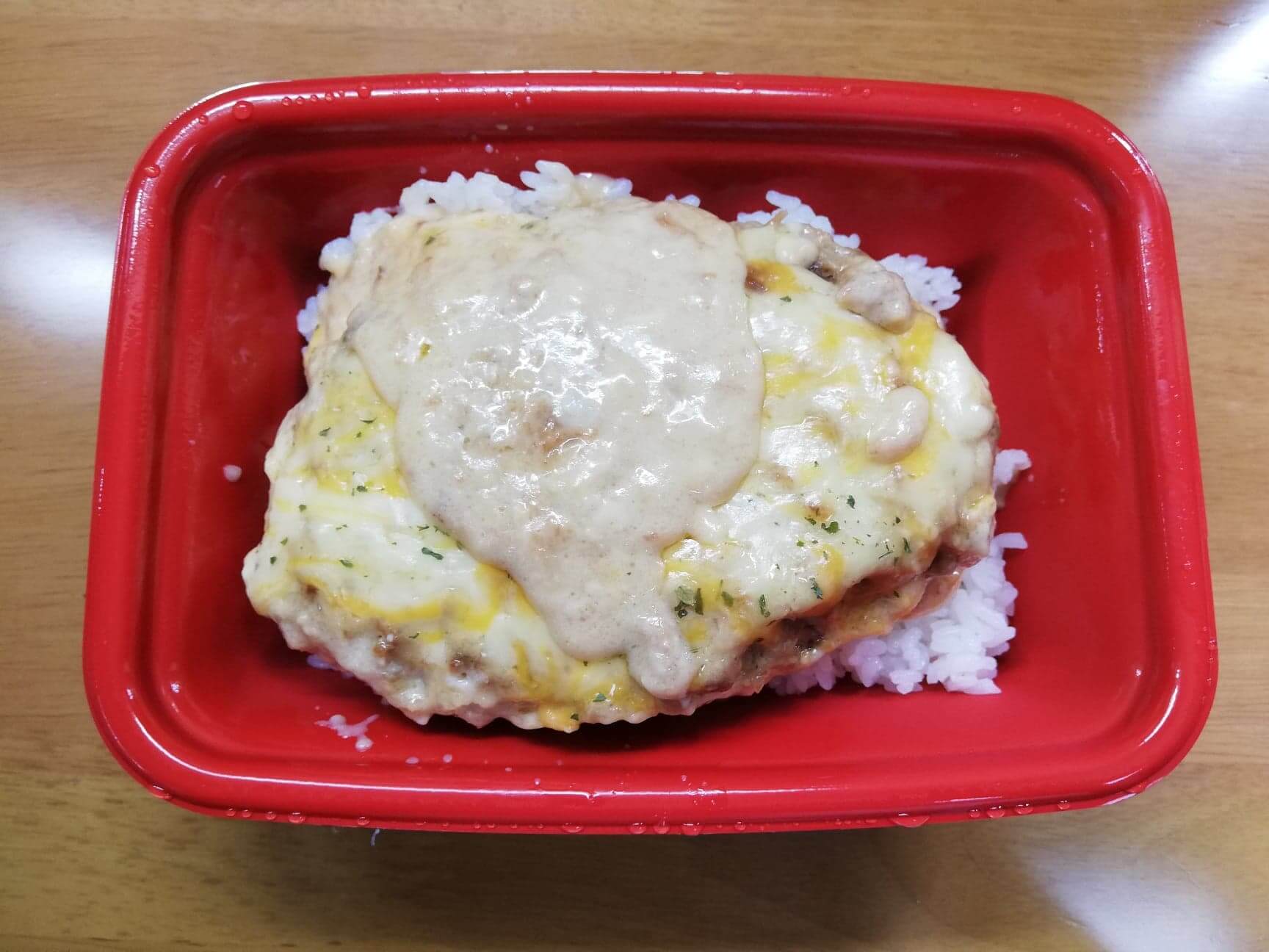松乃家（松のや）の『ごちそうハンバーグファミリーセット』の、ホワイトガーリックチーズソース定食の写真